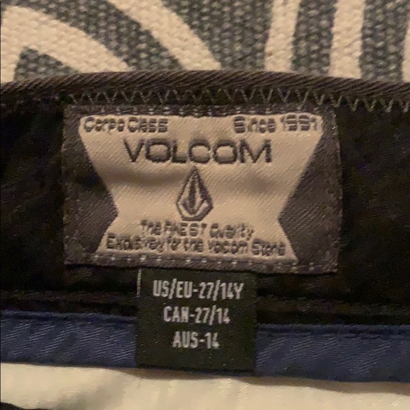 Volcom Shorts - Picture 3 of 4